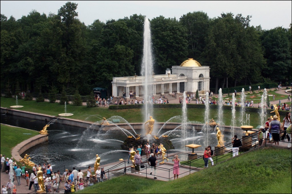Overview of the Samson Fountain